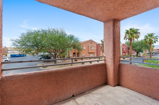 Building Photo - 2 Bedroom, 2 Bath Condo Near Nellis Air Fo...