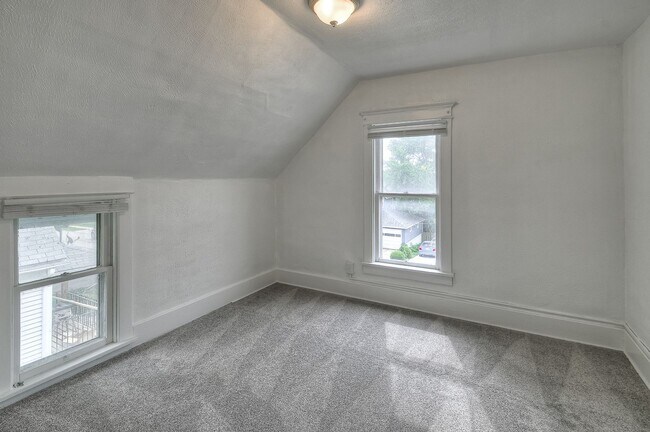 Building Photo - Beautifully updated 3-bedroom, 1-bath home that’s move-in ready.