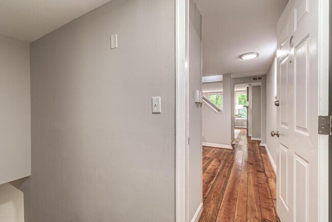 Building Photo - 2 Level Condo with parking, close to metro...