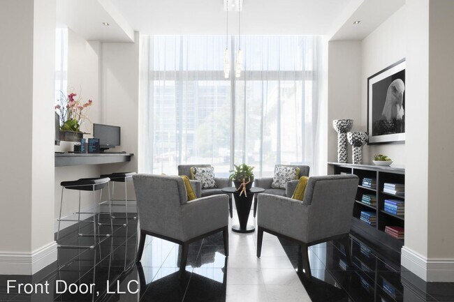 Building Photo - 215 N Main St