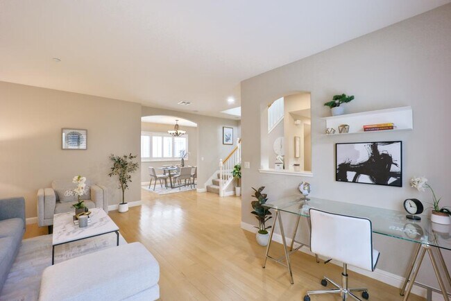 Building Photo - 492 Tyndall St