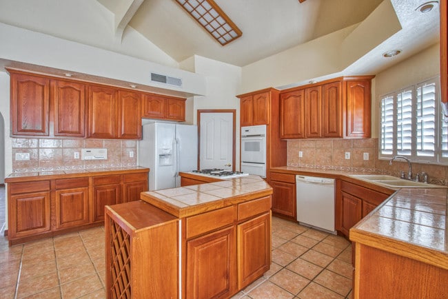 Building Photo - 6912 Crown Ridge Dr