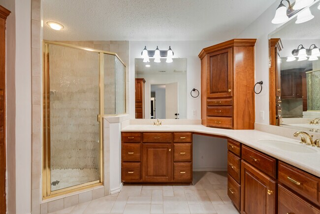 Building Photo - 2605 Glenhaven Dr