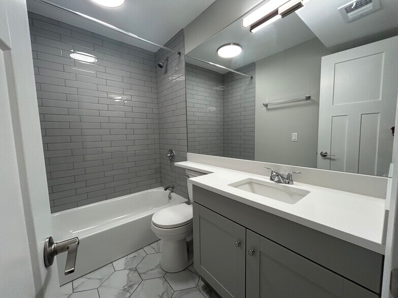 Building Photo - 1254 N La Salle Dr