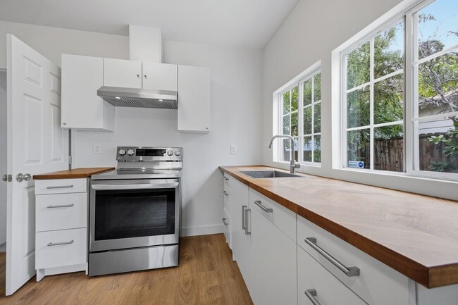 Building Photo - 2 Bedroom | 1 Bathroom | Private Back House