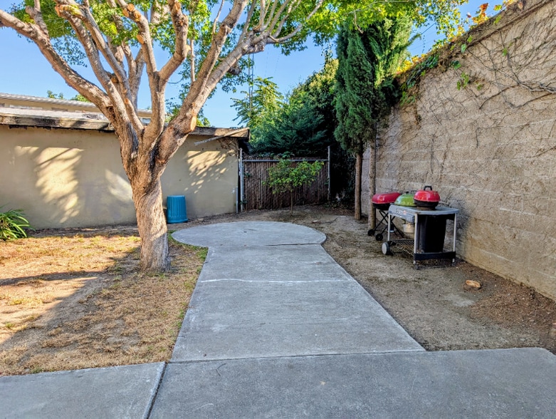 Building Photo - 914 College Dr