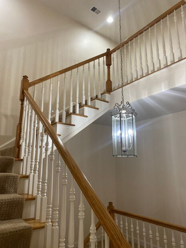 Building Photo - 3 Bedroom Townhome in Sterling, with a large complete loft on top floor