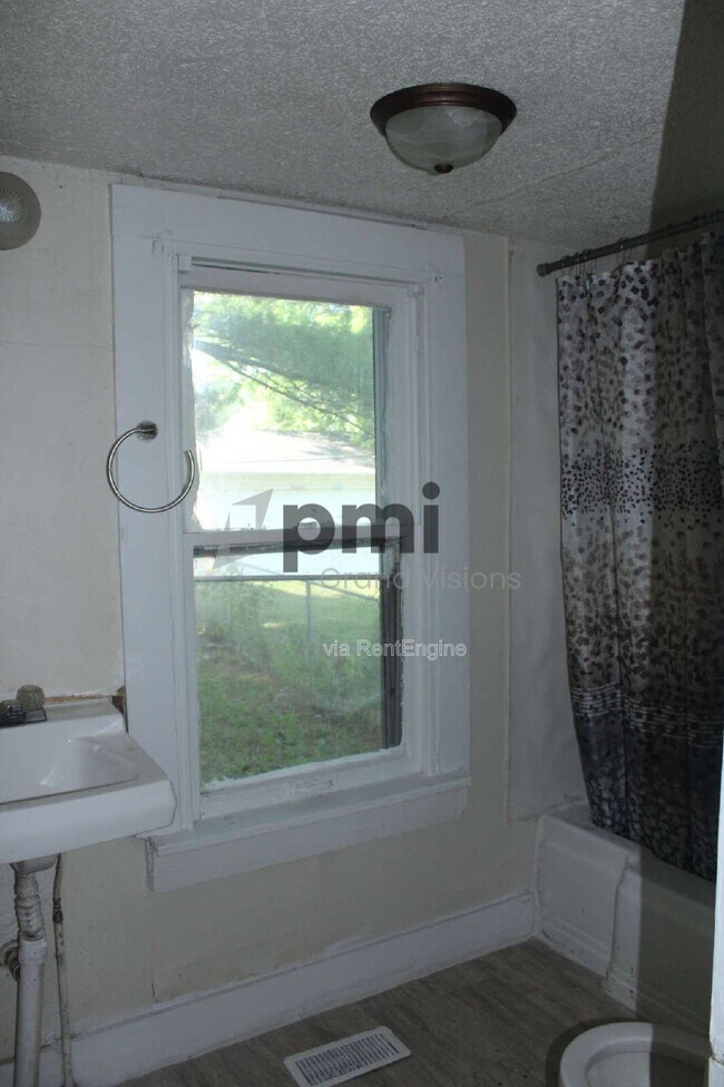 Building Photo - 1657 E Main St