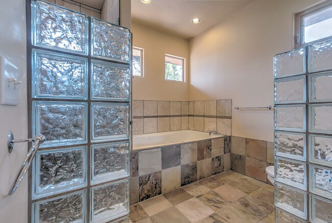 Building Photo - Gorgeous, Custom 4 bed, 3 bath Pet-Friendl...