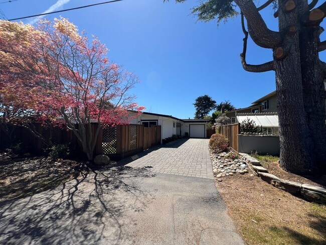 Building Photo - Charming 2BR/2BA Home Just Minutes from the Beach – Fully Landscaped, Spacious & Private