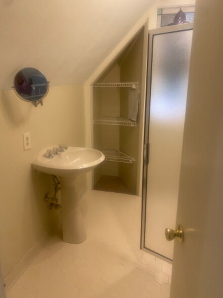 Building Photo - 2098 Court Ave