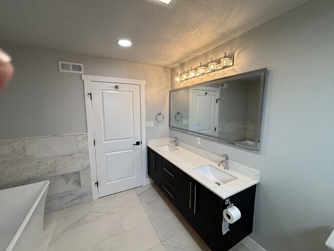 Building Photo - "Beautifully Remodeled 4-Bed Walnut Creek ...