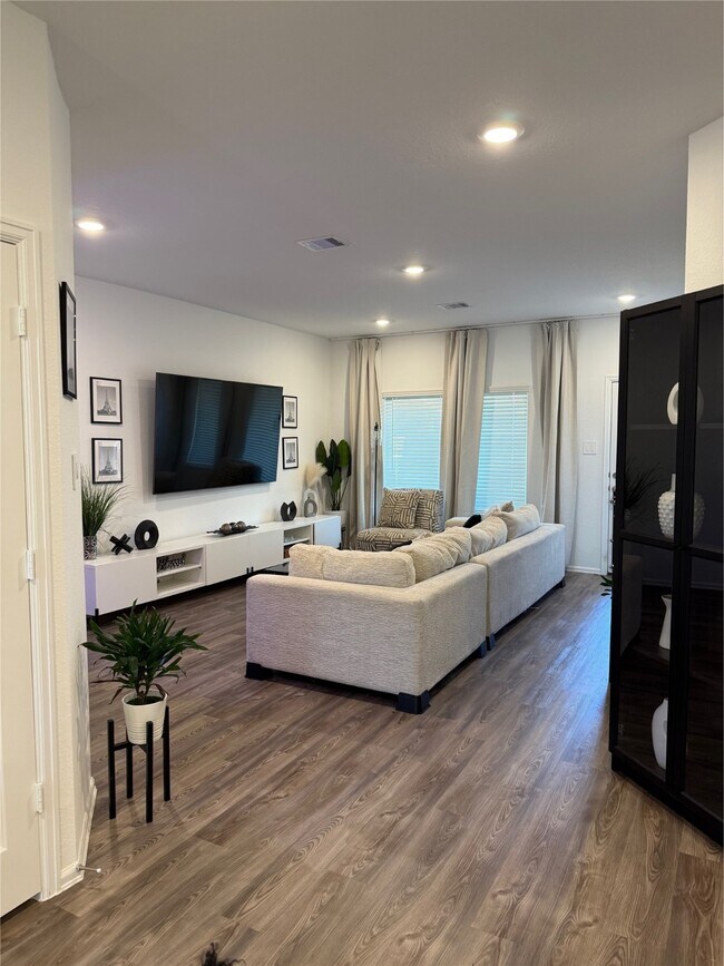 Building Photo - 3618 Oakvale Dr