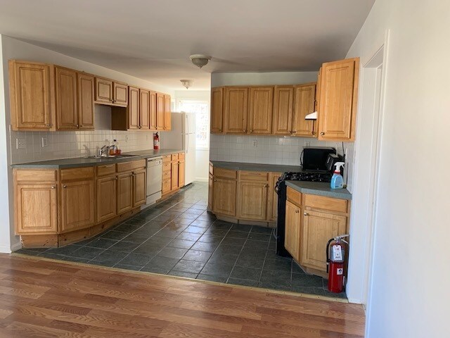 Building Photo - 178 Jencks St