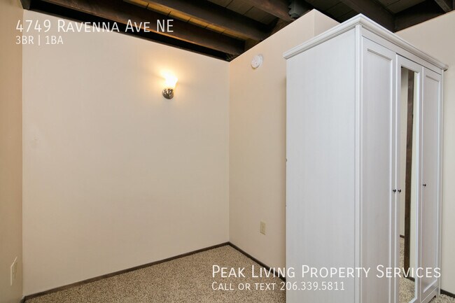 Building Photo - UW 3bed/1bth! FREE PARKING & LAUNDRY!