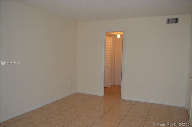 Building Photo - 9320 Fontainebleau Blvd