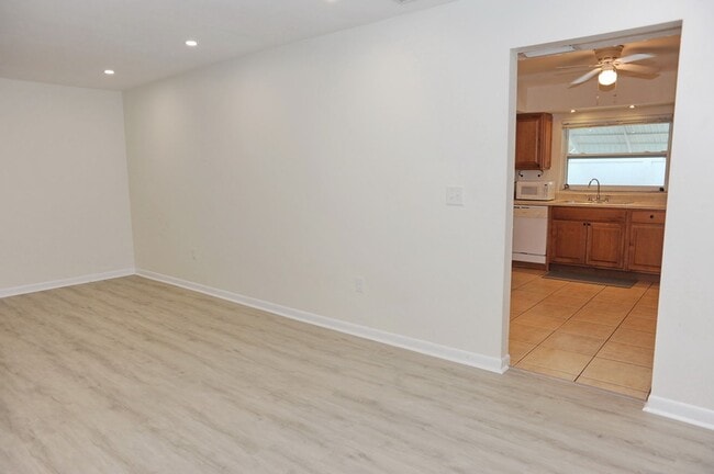 Building Photo - Naples Park - 3 Bedroom/2 Bath - Annual Re...