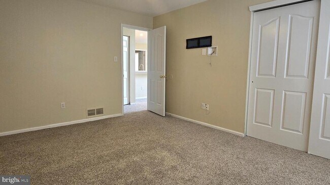 Building Photo - 208 Foxmeadow Dr