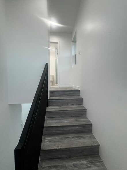 Building Photo - 617 Mott St