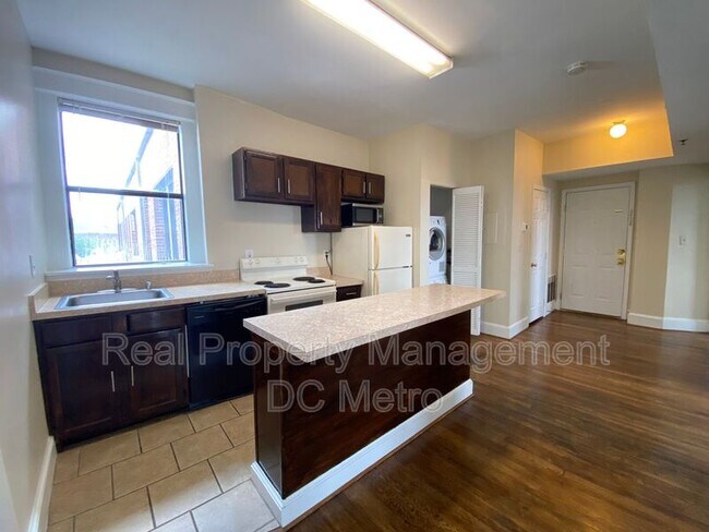 Building Photo - 815 Maryland Ave NE