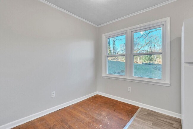 Building Photo - Freshly Updated 2BR / 1BA Single-Level Duplex $1125/mo rent