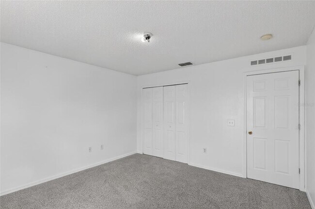 Building Photo - 1906 Lakeview Ln