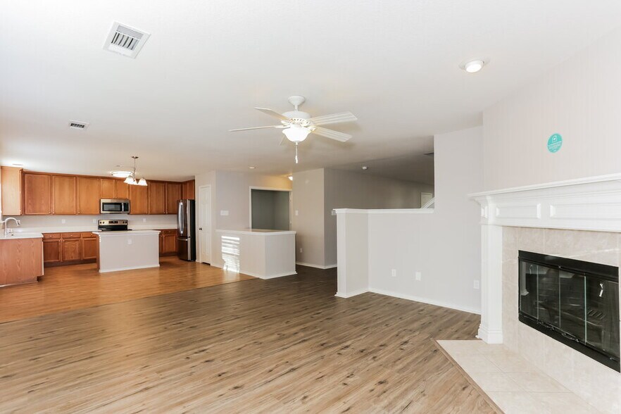 Building Photo - 7956 Meadow Spring Ln