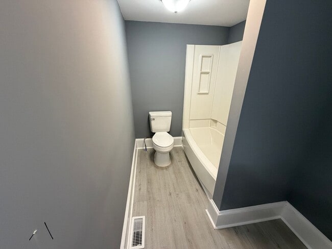 Building Photo - Amazing 7 Bedroom 2 bathroom updated home for rent in Burlington, NC