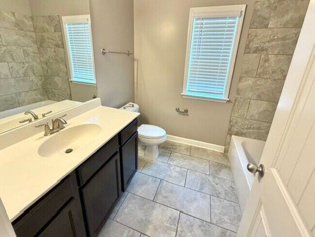 Building Photo - Now Leasing a 4 bedroom 3 bath home in Olive Branch