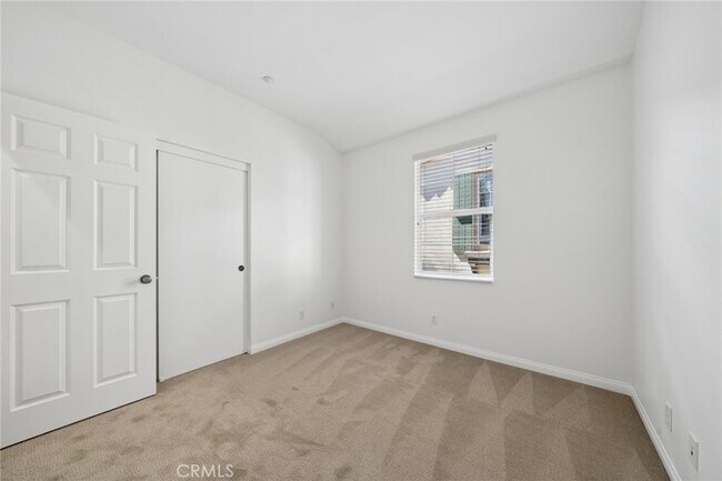 Building Photo - 215 Dewdrop