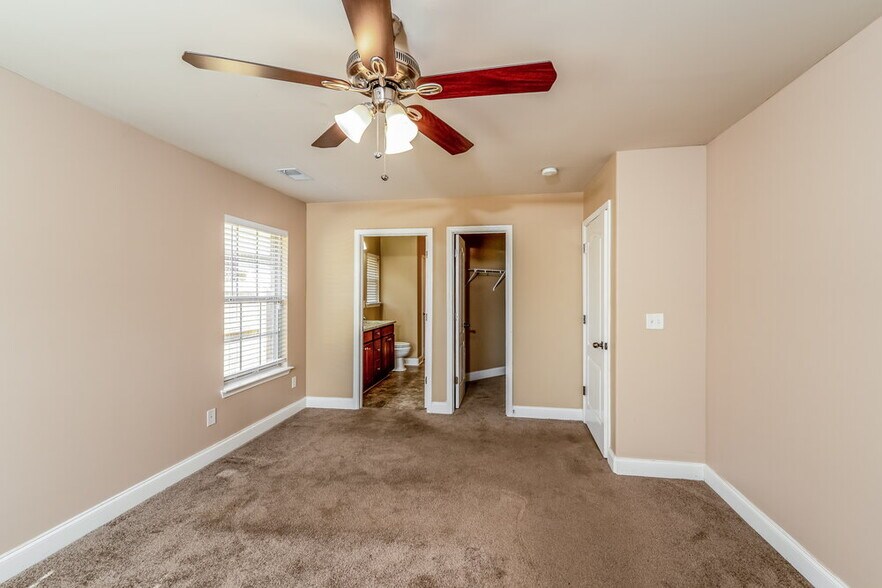 Building Photo - 4056 Cambridge Dr