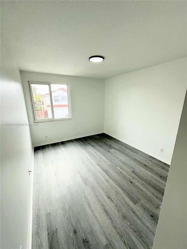 Building Photo - 1845 Vista Way