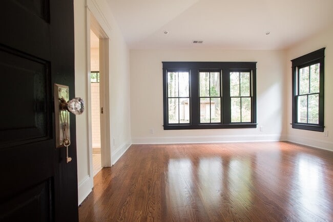 Building Photo - 2018 Englewood Ave