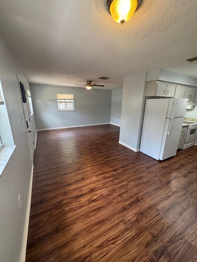 Building Photo - Charming Three Bedroom One Bathroom House ...