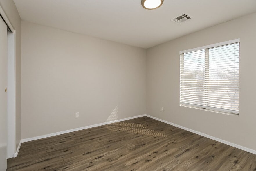 Building Photo - 2959 S Del Rancho Cir