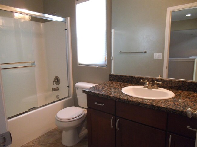 Building Photo - 887 Lemieux Ln