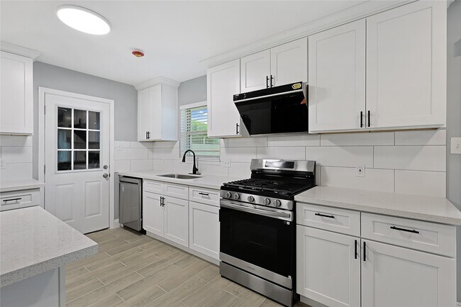 Building Photo - 7103 Lugary Dr