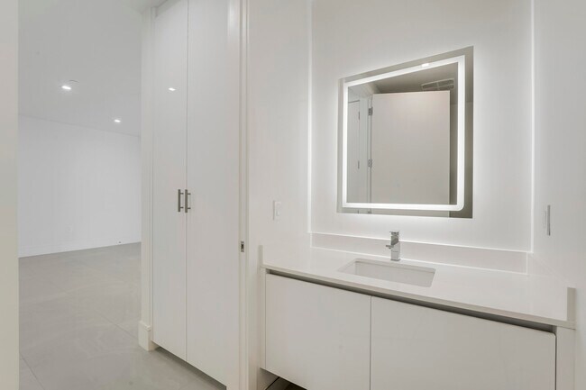 Building Photo - 220 Lake Shore Dr