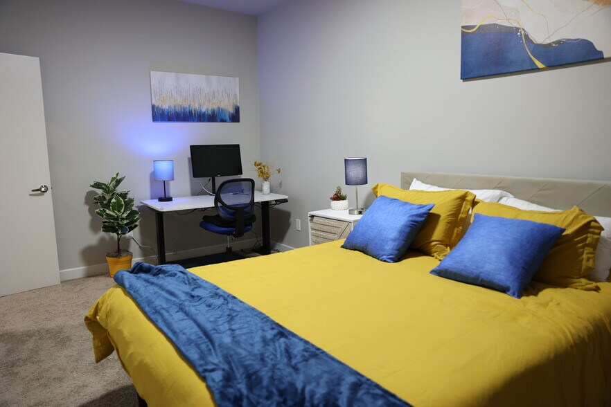 Building Photo - 13826 Caliente Dr