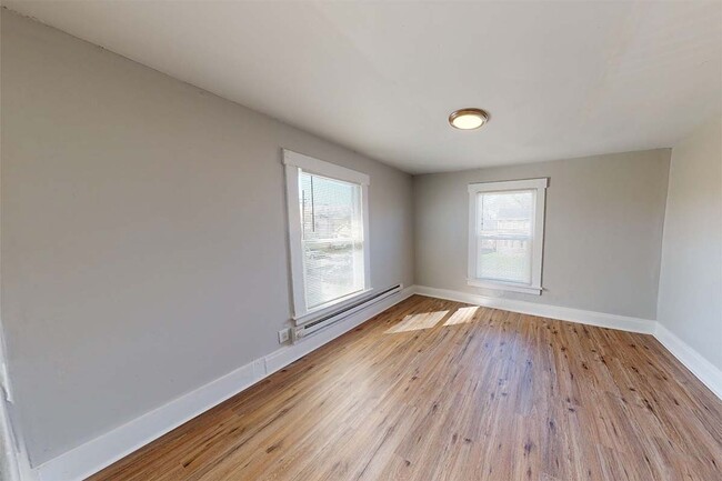 Building Photo - Newly Updated Duplex in Middletown!