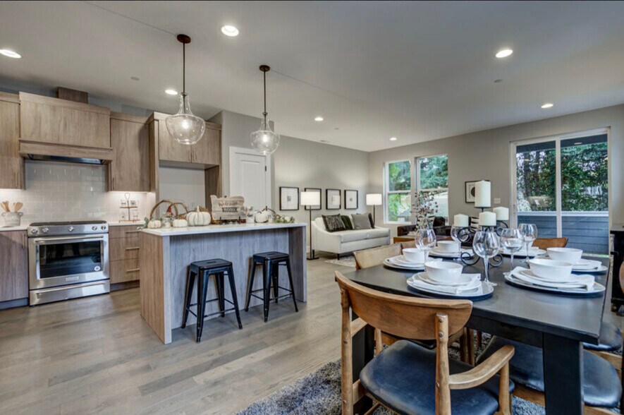 Building Photo - 6049 NE Flanders St