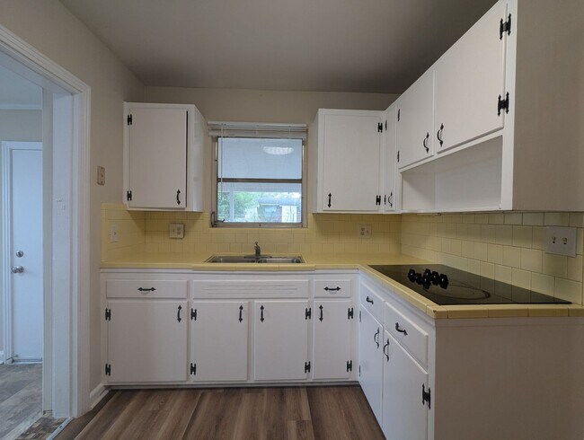 Building Photo - 3/2 NOW AVAILABLE on the Westside. Close t...