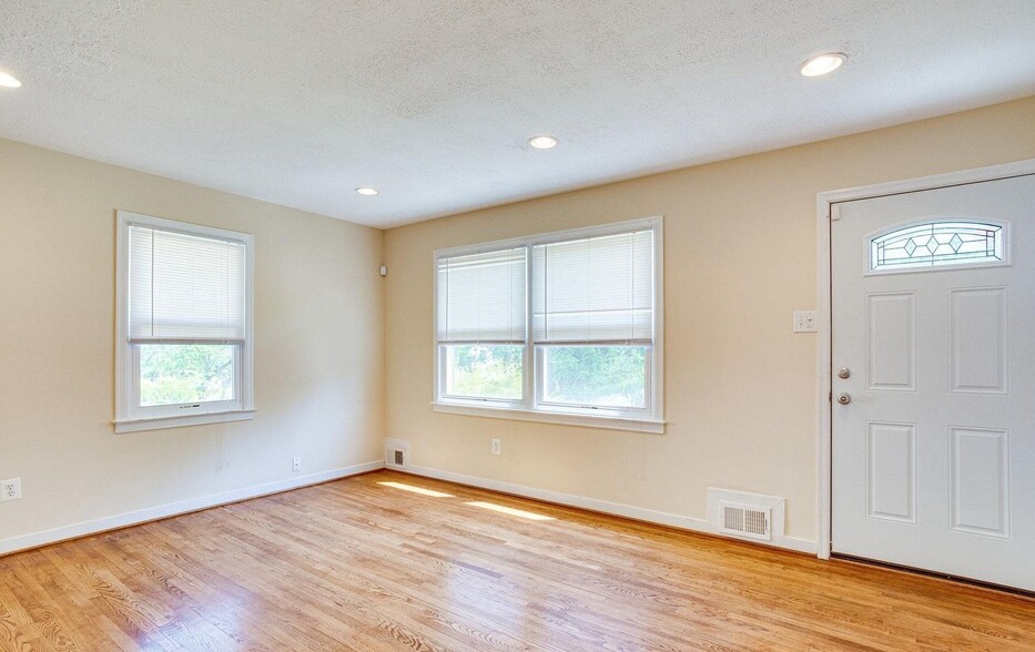 Living Room - 4605 Akron St