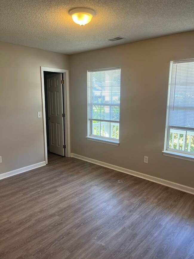 Building Photo - Available now. FULLY RENOVATED 3BR 2BA Hou...
