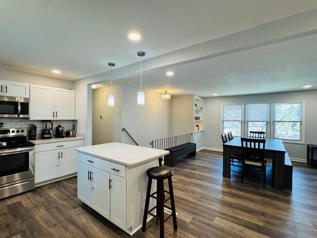 Building Photo - BEAUTIFULLY UPDATED HOME - WOODBRIDGE