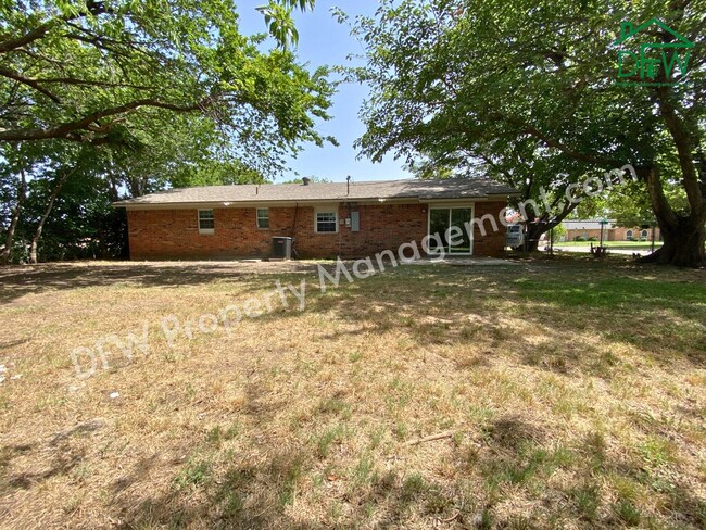 Building Photo - Charming 4 Bedroom 2 Bathroom Home on a Corner Lot in Fort Worth!