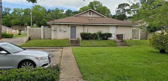 Building Photo - 2241 W Pensacola St