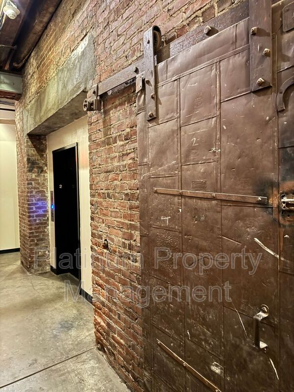 Building Photo - 326 Nelson St SW
