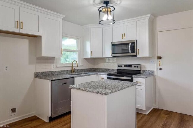 Building Photo - 1613 Loren Cres