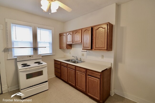 Building Photo - Great side-by-side duplex! Washer & dryer, pet friendly, large front porch!